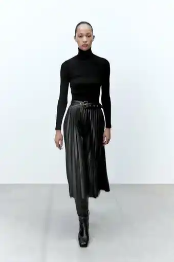 ZARA Falda plisada midi efecto piel oferta