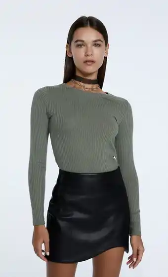 Falda mini efecto piel bajo curvado