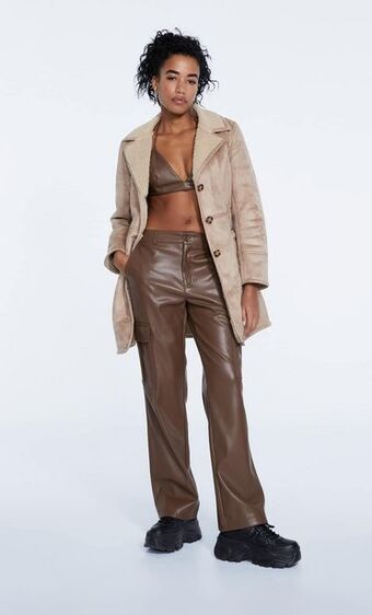 Stradivarius Pantalón cargo efecto piel oferta