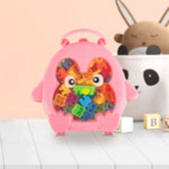 Bloques de colores con estuche de pingüino rosa
