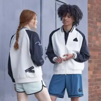 Adidas Chamarra bómber estampada (género neutro) oferta