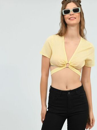 Cuidado con el Perro Top crop amarillo con argolla oferta