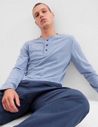GAP Playera cuello henley para hombre oferta