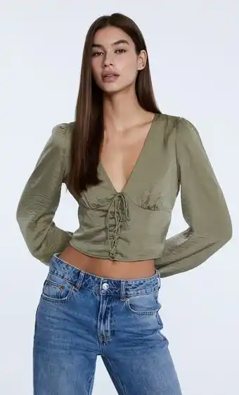 Blusa satén cuello pico lace up
