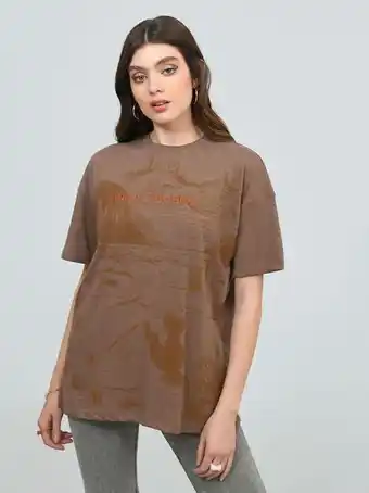 Cuidado con el Perro Playera oversize estampado y bordado oferta
