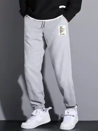 SHEIN Hombres pantalones deportivos con parche de letra de cintura con cordón oferta
