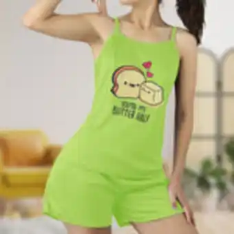 Conjunto de pijama verde short y camiseta de tirantes con estampado