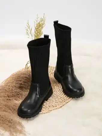 Moda niña, calidez, calcetines y botas