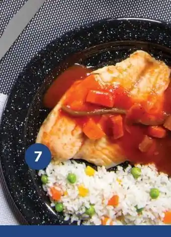 Platillo de filete de mojarra con salsa a la veracruzana.