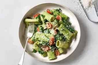 Picnic Rigatoni in een romige avocadopesto aanbieding