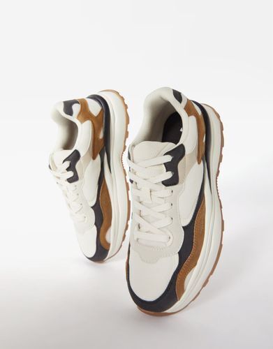 Bershka herensneakers met meerdere vlakken en gaasstof heren 42 bruin  aanbieding bij Bershka