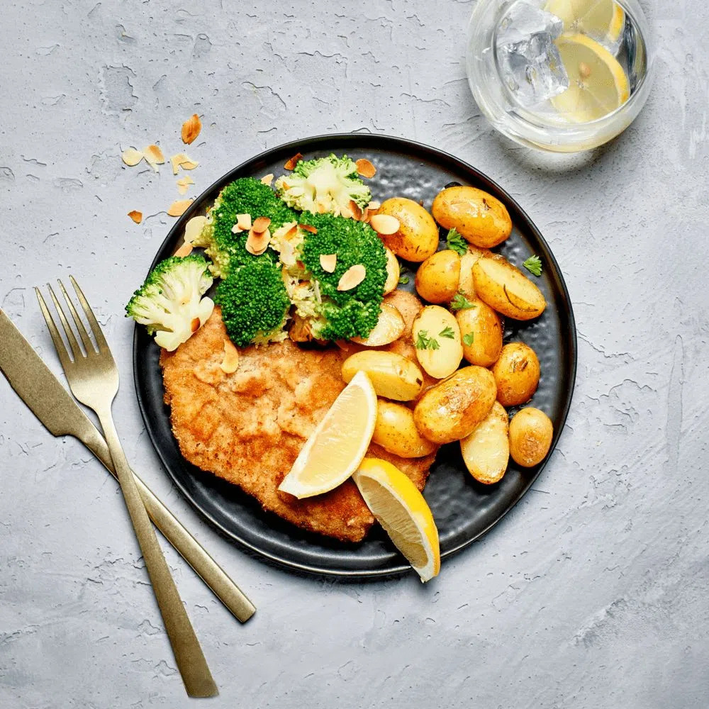 Kruidige schnitzel met broccoli en krieltjes aanbieding bij Picnic