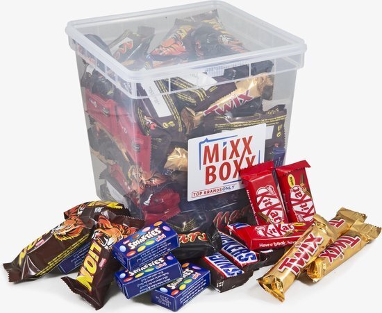 Bol.com Chocolade box met 100 chocoladereepjes van nestlé en mars - lion, smarties, kitkat, mars, snickers, twix aanbieding