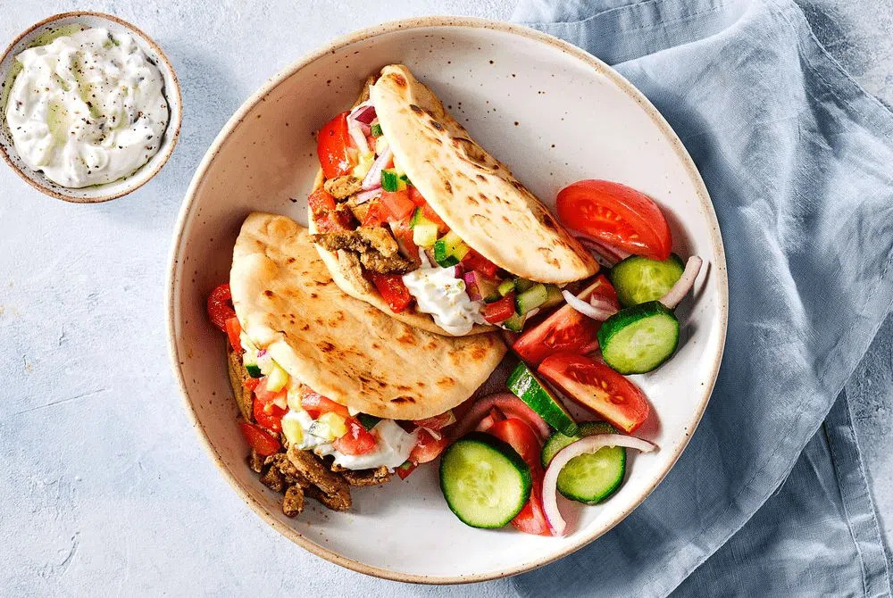 Gyrosflatbreads met griekse salade en tzatziki aanbieding bij Picnic