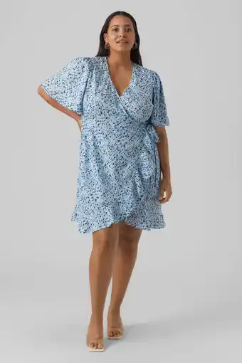 Wehkamp Vero moda curve gebloemde wikkeljurk vmemma van gerecycled polyester blauw aanbieding