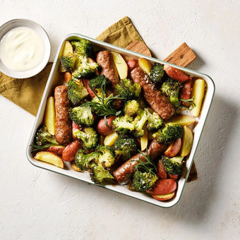 Picnic Traybake met rundersaucijs en rozemarijnaardappeltjes aanbieding