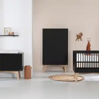 Babypark Kidsmill sixties babykamer zwart mat / naturel | commode + kast 2-deurs aanbieding