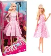 Bol.com Barbie The movie pop - Margot Robbie - Roze-wit geruite jurk - 33 cm - Barbie film pop aanbieding