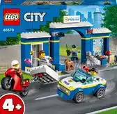 Amazon LEGO City Politie Achtervolging politiebureau Set met Politieauto, Motor, 4 Poppetjes en een Honden Figuur, Speelgoed voor ki aanbieding