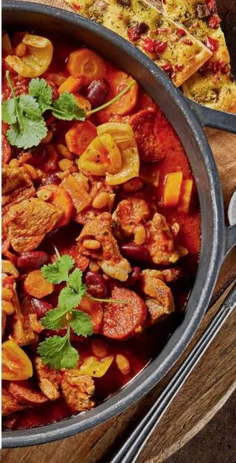 Stoofpot Met Karbonade En Chorizo Geserveerd Met Focaccia Aanbieding stoofpot-met-karbonade-en-chorizo-geserveerd-met-focaccia-aanbieding