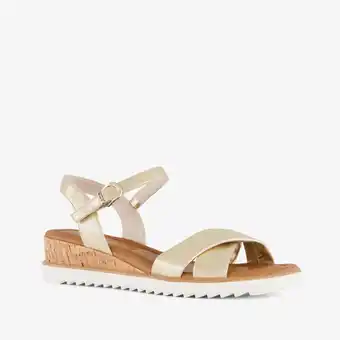 Scapino Tamaris dames sandalen met sleehak goud aanbieding