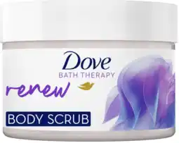 De Online Drogist Dove Bath Therapy Renew Bodyscrub Wild Violet & Pink Hibiscus 295ML aanbieding