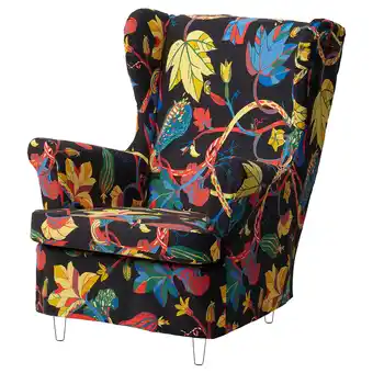 IKEA Strandmon vleugelstoel: bloemmotief, zwarte achtergrond, comfortabel, modern aanbieding