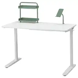 IKEA Een wit relatera bureau met groene accessoires waaronder een plank en telefoon/tablet houder aanbieding