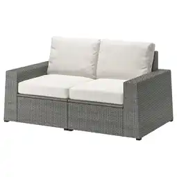 IKEA SollerÖn grijze rieten outdoor loveseat met witte kussens aanbieding