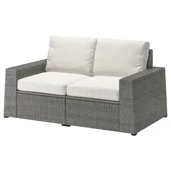 IKEA SollerÖn grijze rieten outdoor loveseat met witte kussens aanbieding