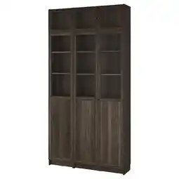 IKEA Donkerbruine houten boekenkast met meerdere planken, sommige met glazen deuren, rechtopstaand aanbieding
