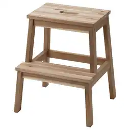 IKEA Een houten opstapje genaamd bekvÄm gemaakt van acaciahout, ontworpen om hoge plaatsen te bereiken aanbieding