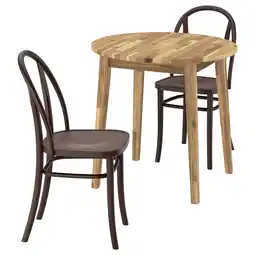 IKEA Een nackanÄs set met een ronde houten tafel en twee bruine stoelen met een gebogen rugleuning aanbieding