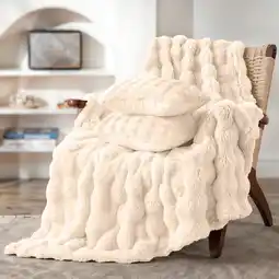 Action Pom Pom Fur plaid met kussens - crème-wit aanbieding