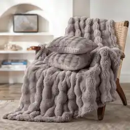 Action Pom Pom Fur plaid met kussens - taupe aanbieding