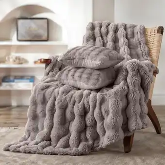 Action Pom Pom Fur plaid met kussens - taupe aanbieding