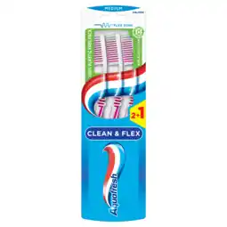 PLUS Aquafresh Tandenborstel clean en flex medium aanbieding