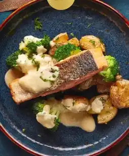 PLUS Zalmfilet met wittewijnsaus aanbieding