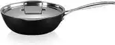 Bol.com Le Creuset Wokpan met deksel - met schenktuitjes - Les Forgées TNS - ø 24 cm / 2.8 liter aanbieding