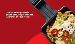 Lidl Loaded nacho pannetje, pulled pork, chips, cheddar, jalapeños en sour cream. aanbieding