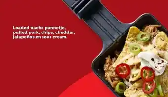 Lidl Loaded nacho pannetje, pulled pork, chips, cheddar, jalapeños en sour cream. aanbieding