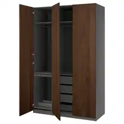 IKEA Deze afbeelding toont een open ikea pax kledingkast in donkerbruin met interne planken en lades aanbieding