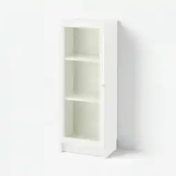 IKEA Een witte billy boekenkast met glazen deuren. Het heeft drie planken en een strak, modern design aanbieding