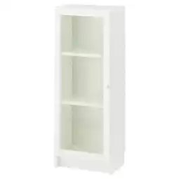 IKEA Een witte billy boekenkast met glazen deuren. Het heeft drie planken en een strak, modern design aanbieding