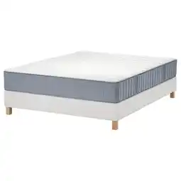 IKEA Een wit bed met een blauwgrijze lyngÖr matras op een houten onderstel aanbieding