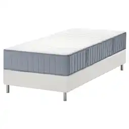 IKEA Wit lyngÖr bed met blauwe matras op witte bodem, rechthoekige vorm aanbieding