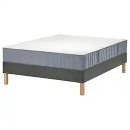 IKEA Een lyngÖr bed met een grijze bodem en matras, met 7 comfortzones en houten poten aanbieding