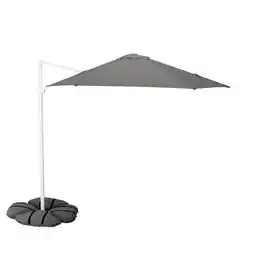 IKEA Een grijze hÖgÖn hangparasol met een witte paal en een zandzakvoet, ontworpen voor buitenschaduw aanbieding