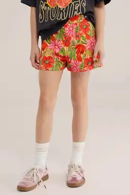 Wehkamp WE Fashion straight gebloemde casual short oranje/rood aanbieding