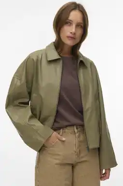 Wehkamp VERO MODA x Noor de Groot imitatieleren bomberjack groen aanbieding